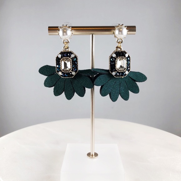 {Tahlia} Feathered Tassel Earrings - Picture 2 of 3